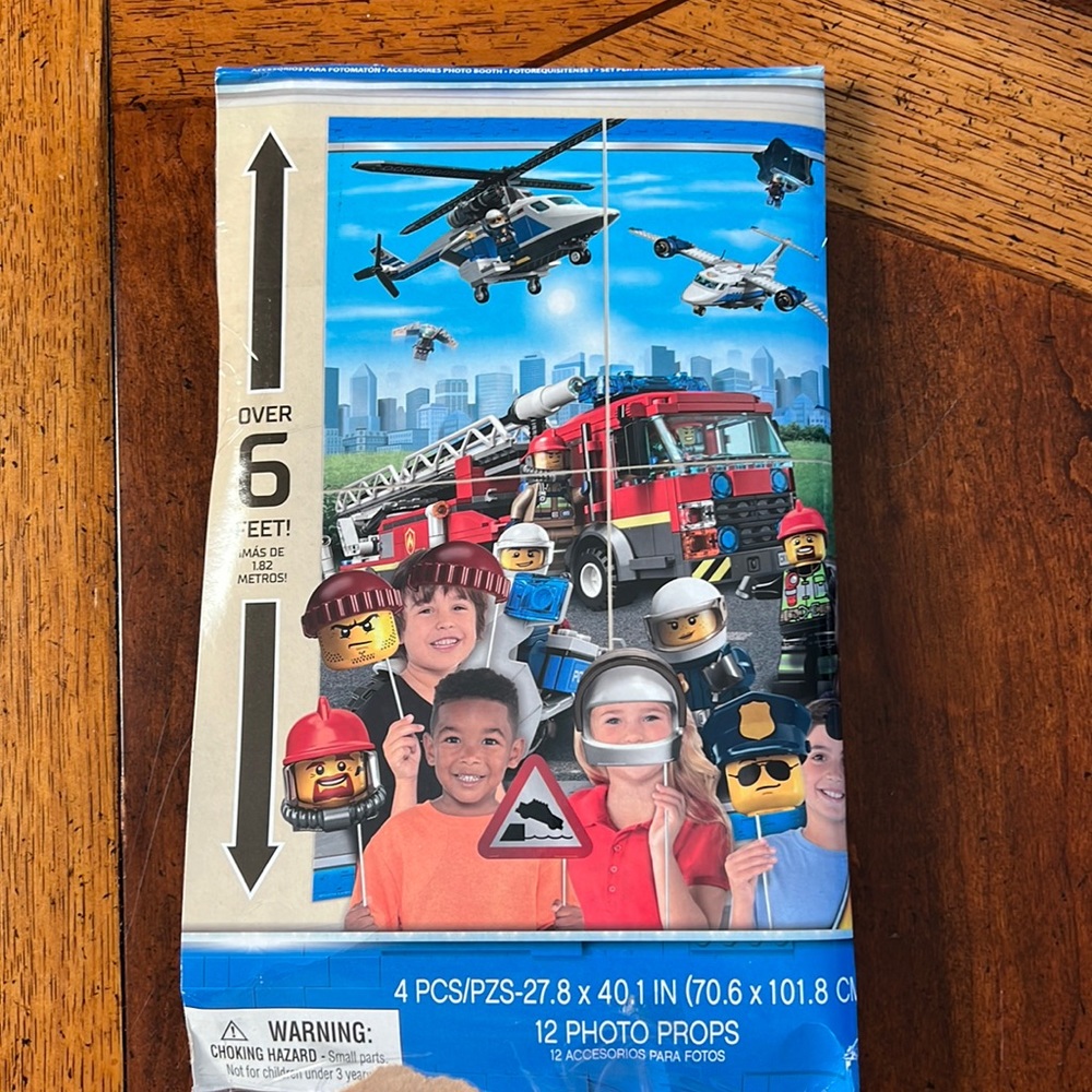 Lego City 4 piece Scene Setter with 12 photo props.